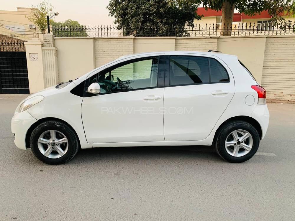 Toyota Vitz 2010 for Sale in Multan Image-1