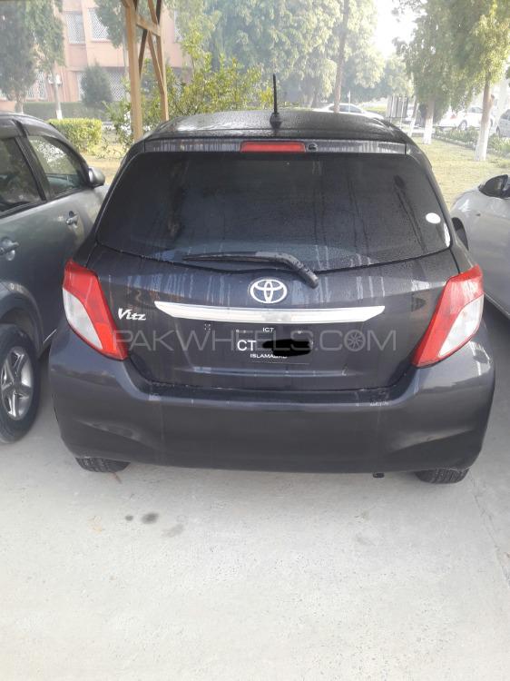Toyota Vitz 2011 for Sale in Mardan Image-1