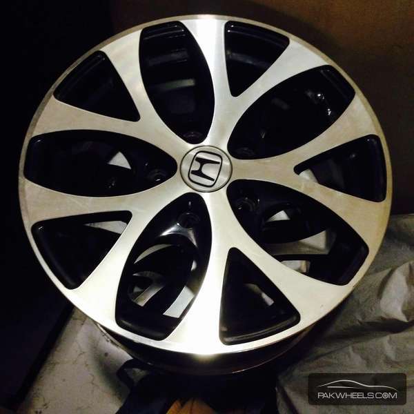 rims for Honda without tires almost new condition Image-1