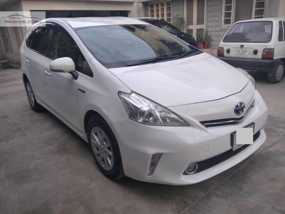 Toyota prius alpha 2013