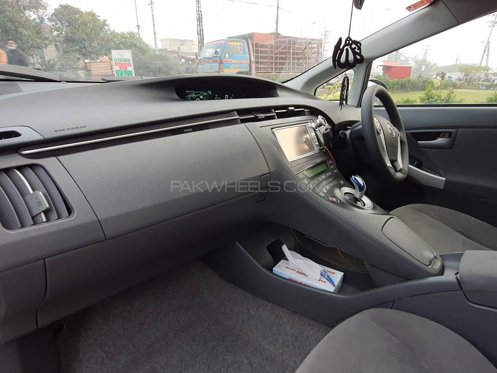 Toyota Prius 2010 for Sale in Lahore Toyota Prius 2010 for Sale in Lahore Image-10