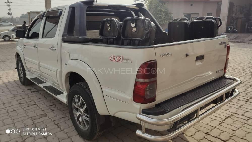 Toyota Hilux 2013 for Sale in Peshawar Toyota Hilux 2013 for Sale in Peshawar Image-9