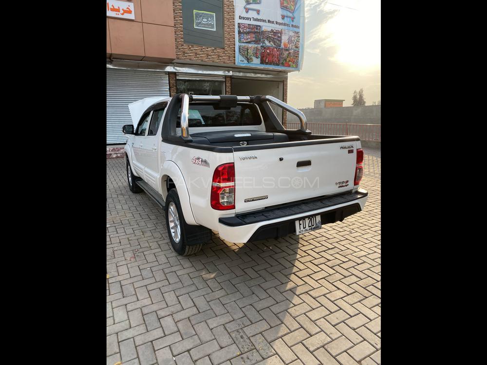 Toyota Hilux 2015 for Sale in Peshawar Toyota Hilux 2015 for Sale in Peshawar Image-3