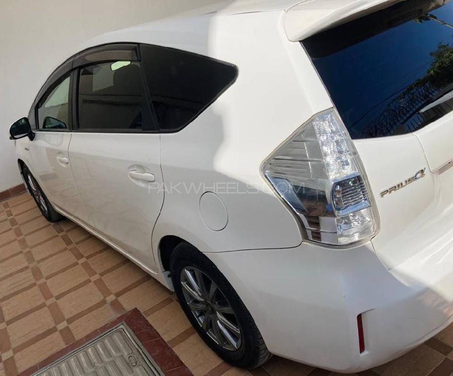 Toyota prius alpha 2013