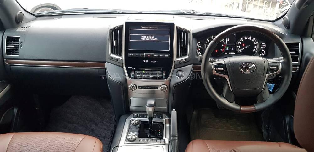 Toyota Land Cruiser 2017 for Sale in Lahore Toyota Land Cruiser 2017 for Sale in Lahore Image-9
