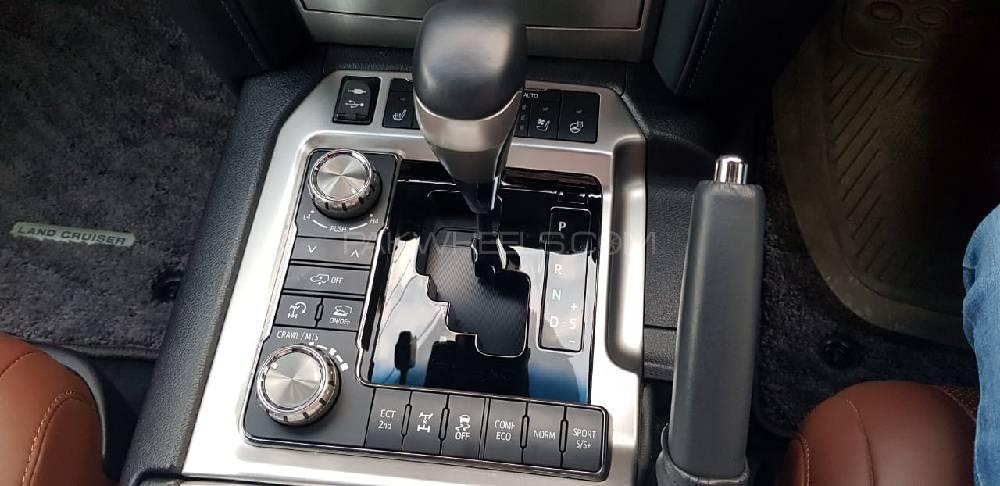 Toyota Land Cruiser 2017 for Sale in Lahore Toyota Land Cruiser 2017 for Sale in Lahore Image-10