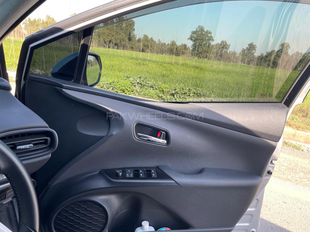 Toyota Prius 2017 for Sale in Peshawar Toyota Prius 2017 for Sale in Peshawar Image-8