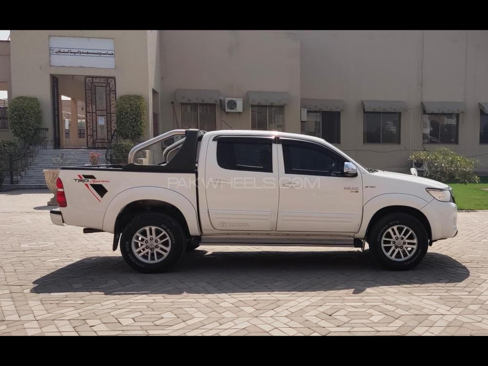 Toyota Hilux 2016 for Sale in Multan Toyota Hilux 2016 for Sale in Multan Image-17