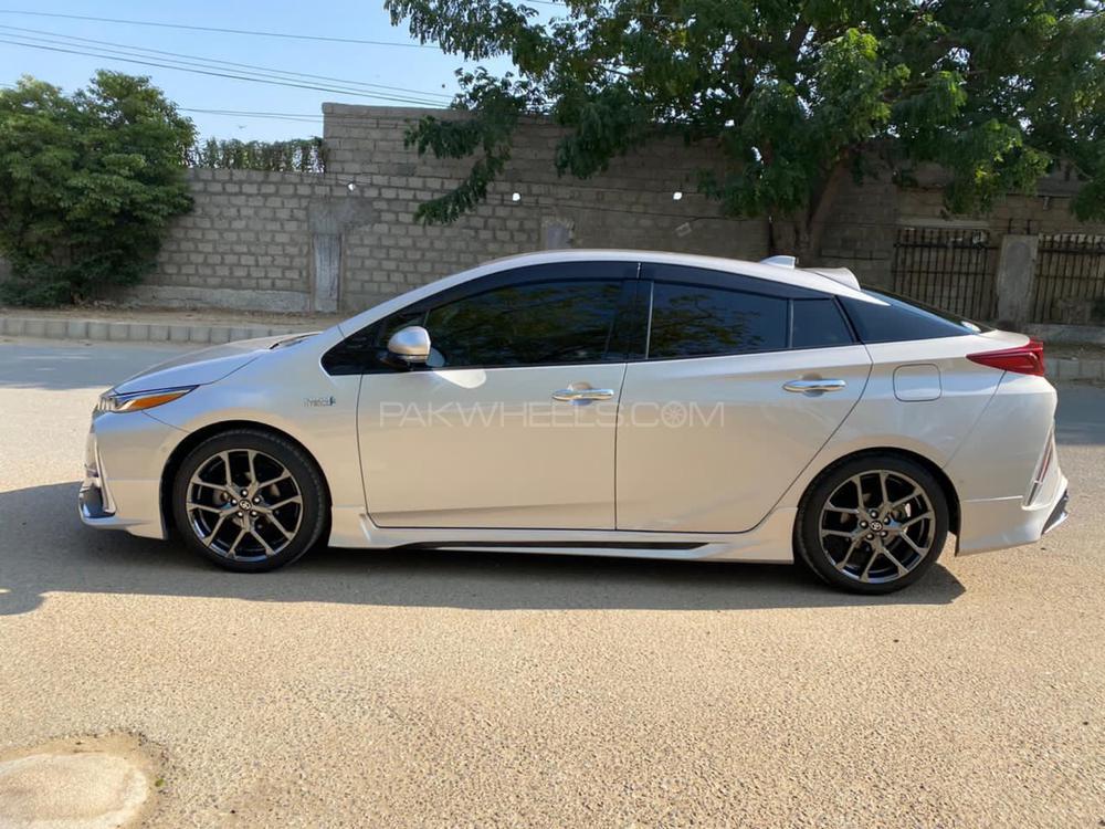 Toyota Prius 2017 for Sale in Karachi Toyota Prius 2017 for Sale in Karachi Image-4