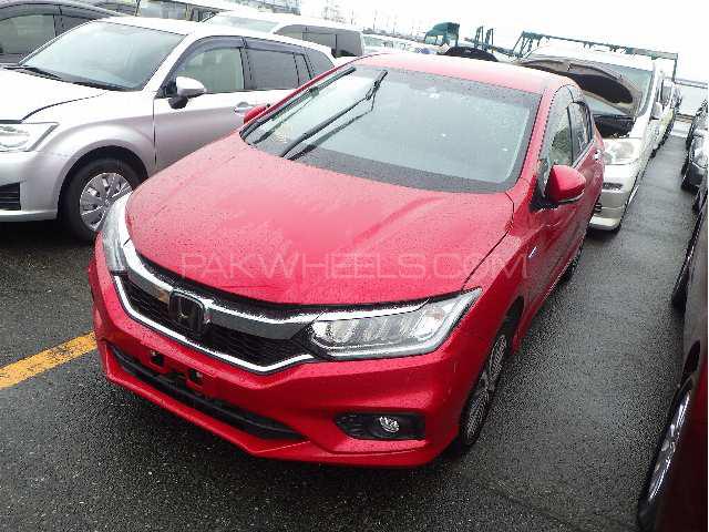Honda Grace Hybrid 2018 for Sale in Karachi Image-1
