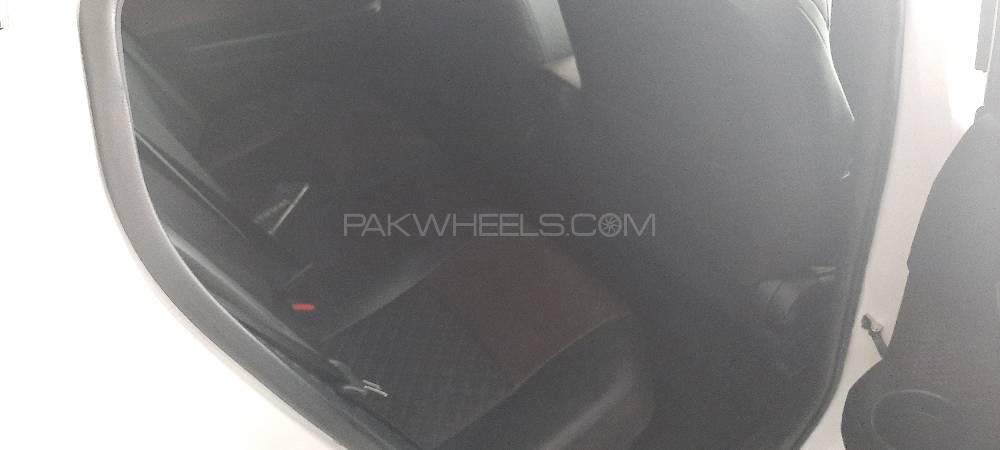 Toyota C-HR 2017 for Sale in Lahore Toyota C-HR 2017 for Sale in Lahore Image-9