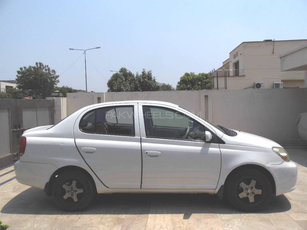 Toyota platz 2005