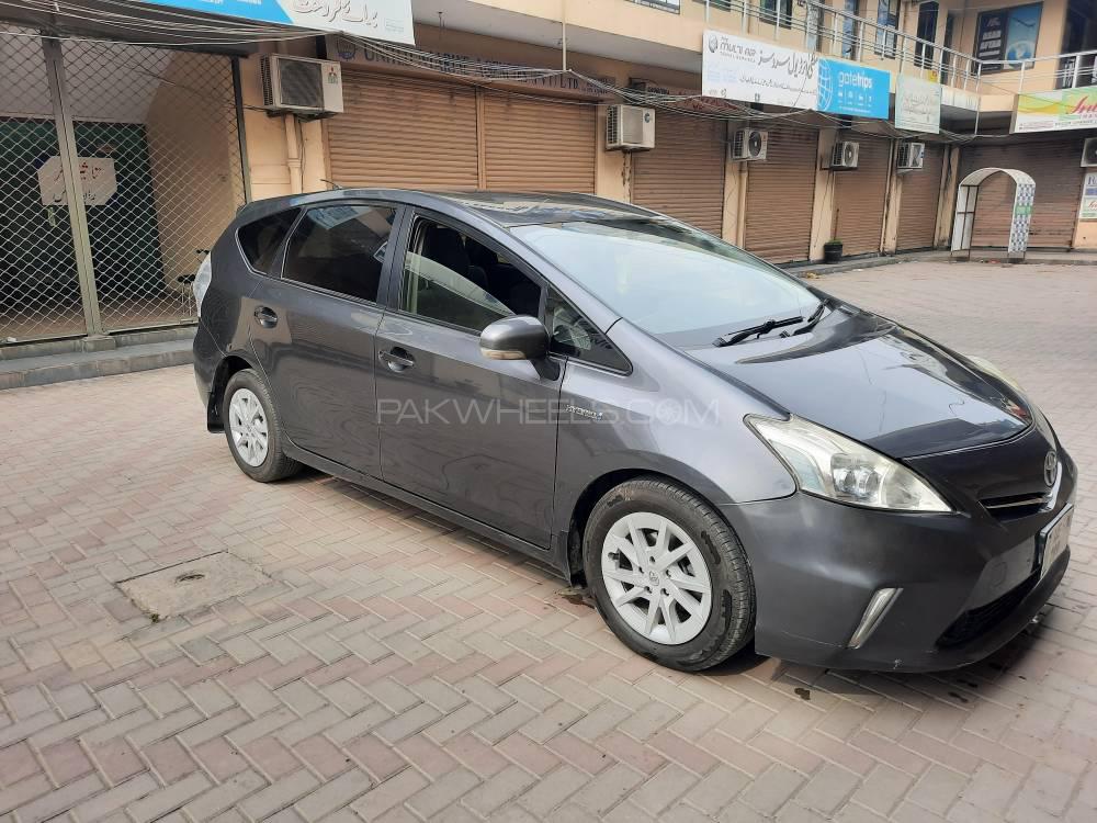 Toyota prius alpha 2012