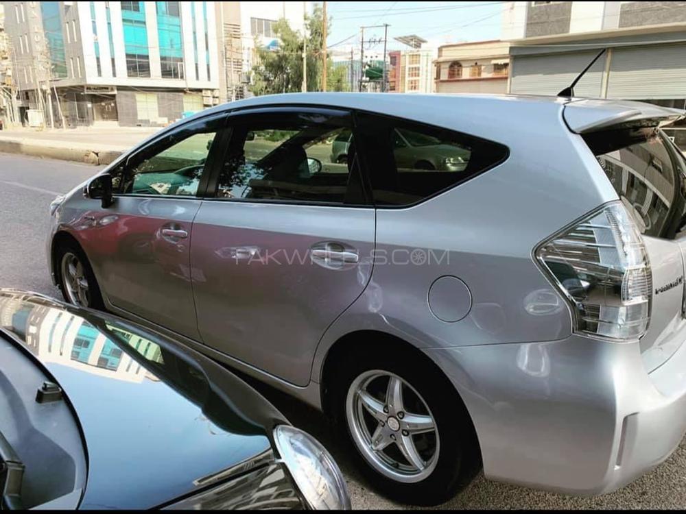 Toyota prius alpha 2013