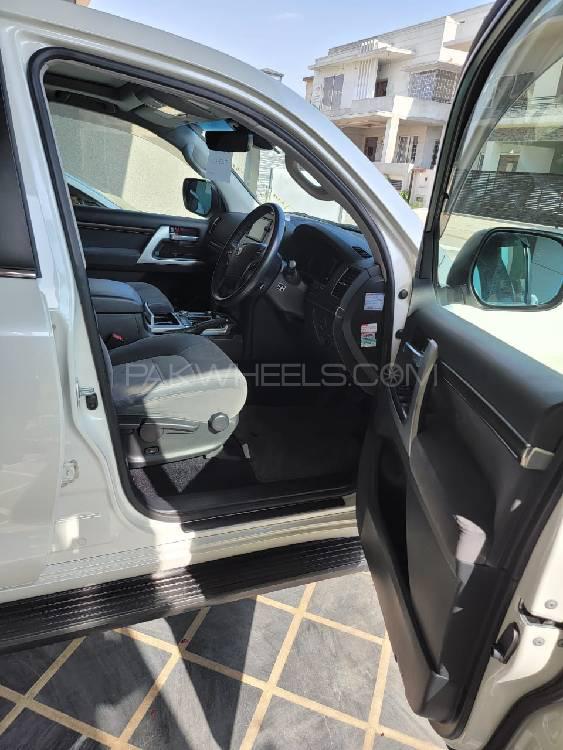 Toyota Land Cruiser 2017 for Sale in Lahore Toyota Land Cruiser 2017 for Sale in Lahore Image-4