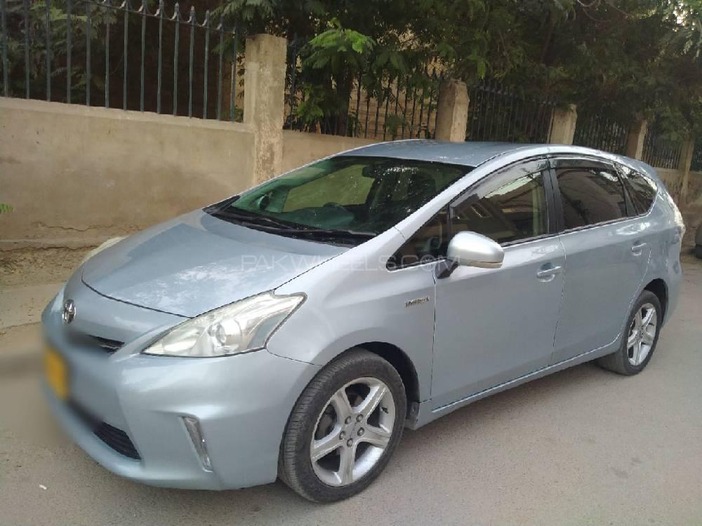 Toyota prius alpha 2012