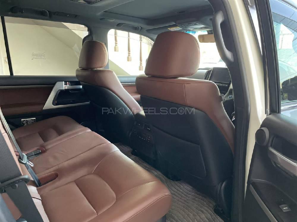 Toyota Land Cruiser 2017 for Sale in Lahore Toyota Land Cruiser 2017 for Sale in Lahore Image-8
