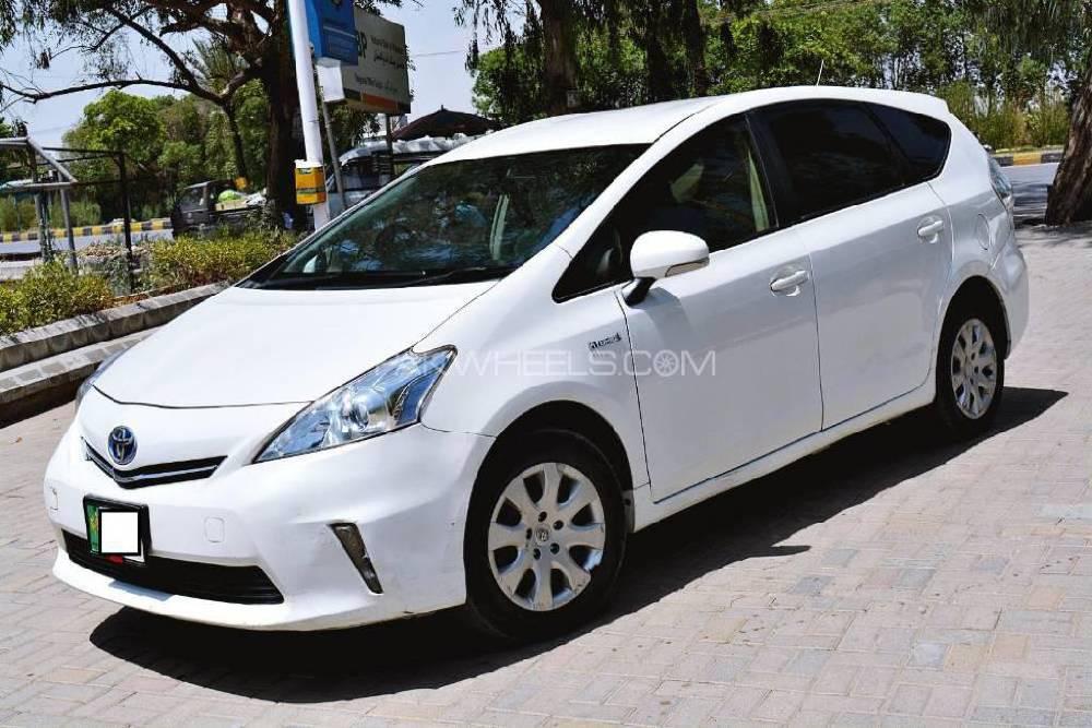 Toyota prius alpha 2012