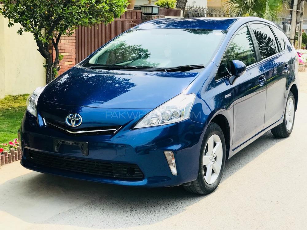 Toyota prius alpha 2011