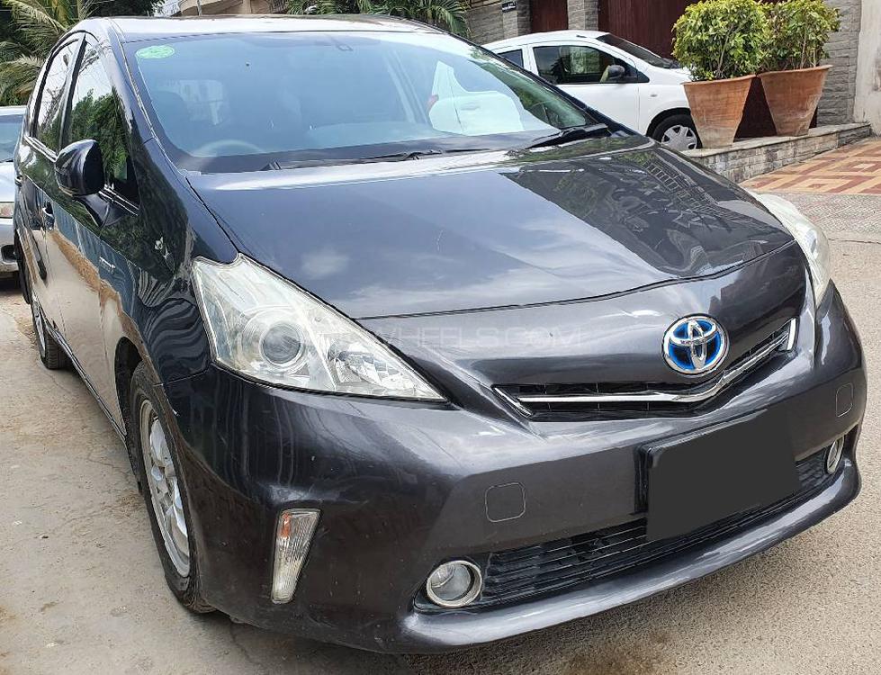 Toyota prius alpha 2013