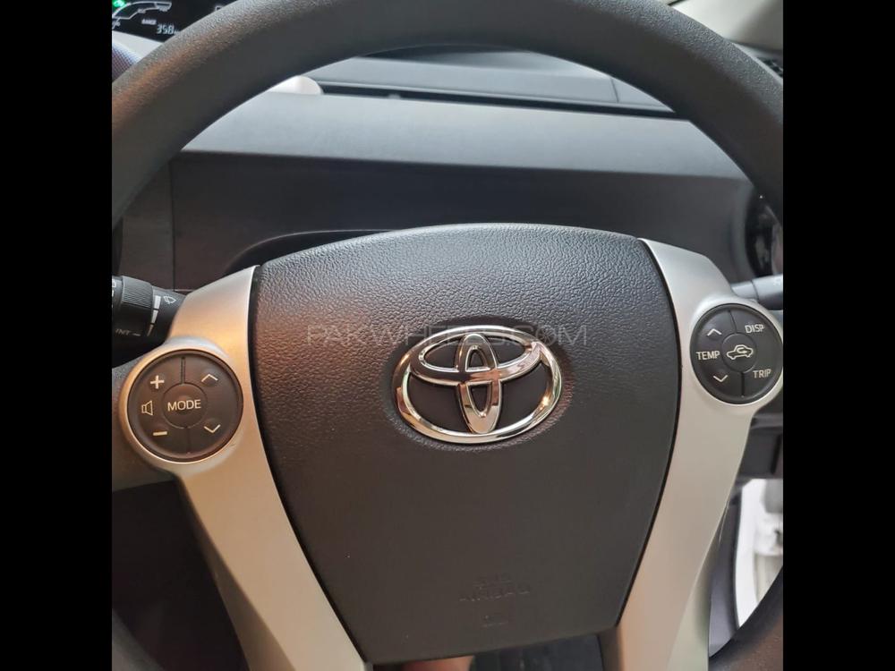 Toyota Prius L 1.8 2013 Image-1