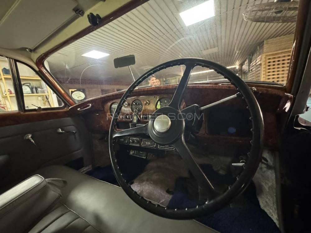 Rolls Royce Phantom - 1957  Rolls Royce Phantom - 1957  Image-6