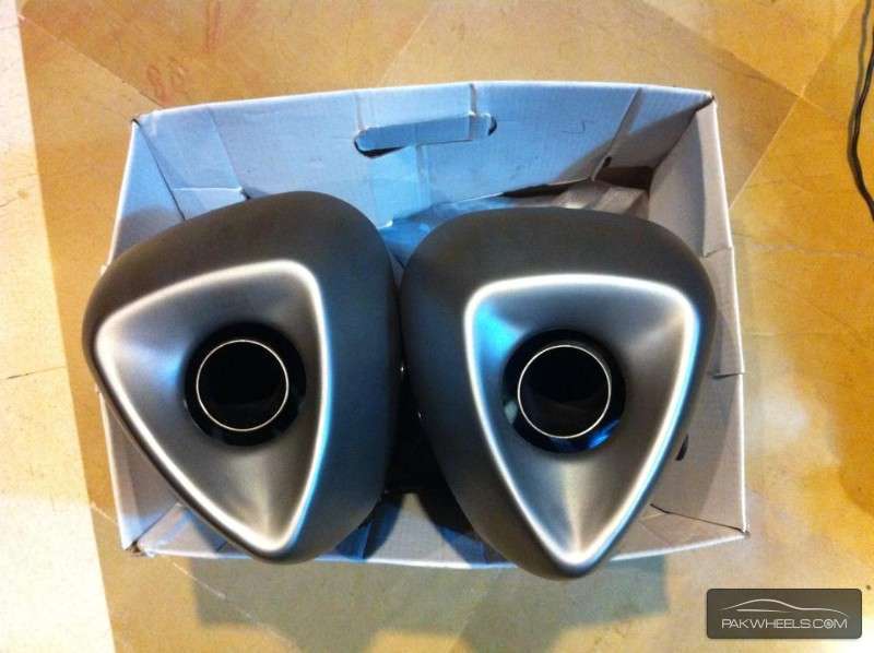 Yamaha R1 Exhaust in almost new condition with free covers Image-1