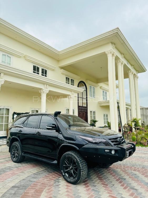 Toyota Fortuner - 2019 Black Image-1