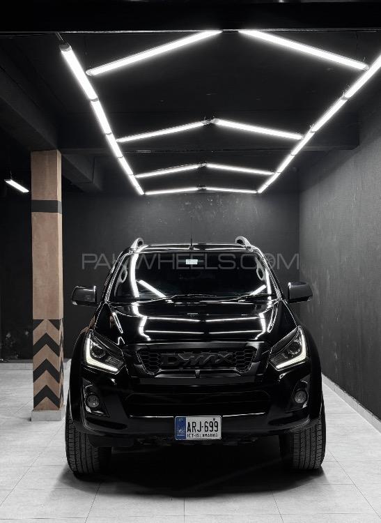 ازوزو ڈی-میکس - 2020 Black cat  Image-1