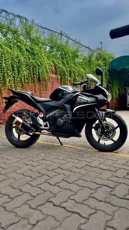 Honda CBR 150R - 2013 Gulfam Image-1