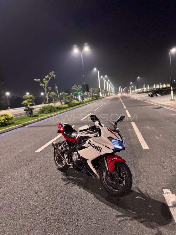 بنیلی 302 R - 2018 Bikemoto Image-1