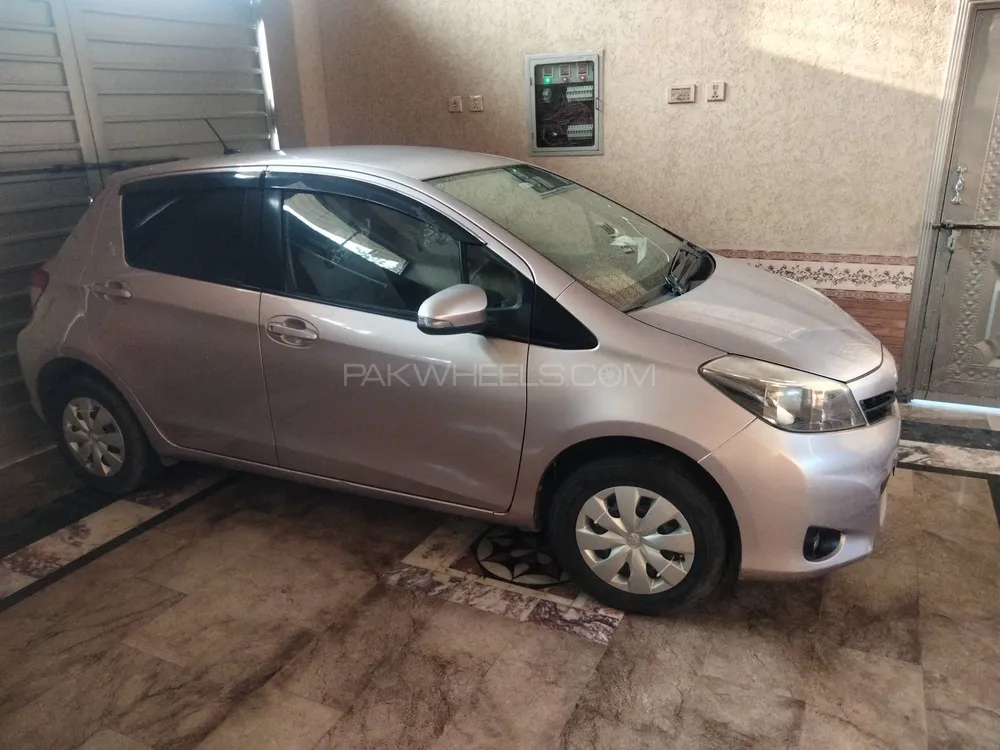 Toyota Vitz 2011 for Sale in Peshawar Image-1