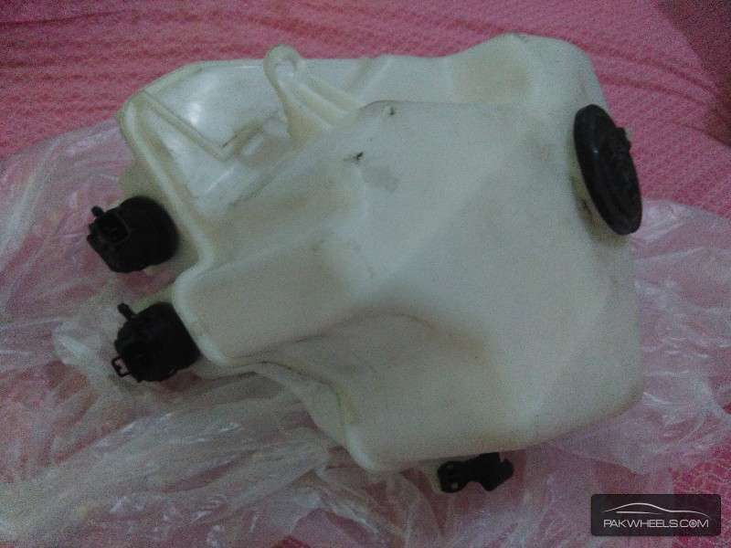 T. Prius 1500cc Windshield washer Tank For Sale Image-1