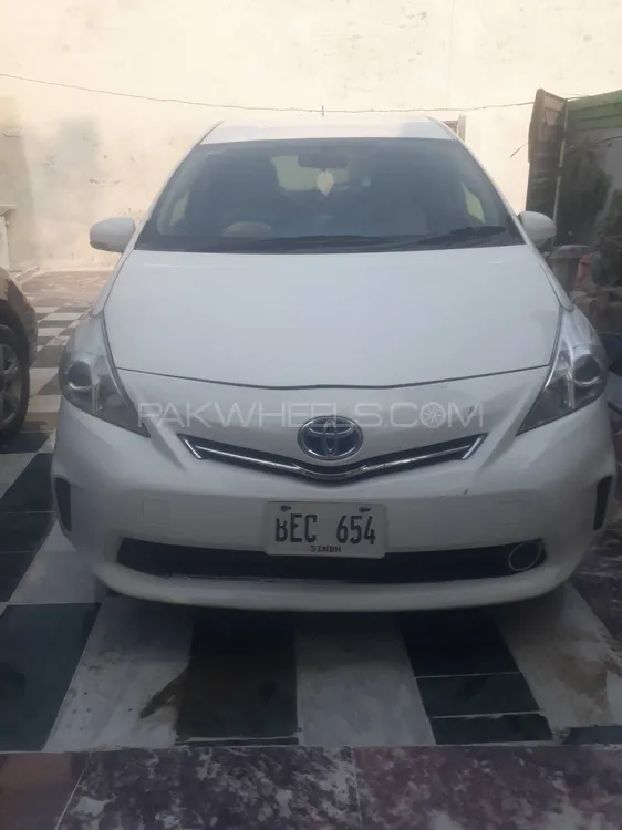 Toyota Prius Alpha 2012 for Sale in Sargodha Image-1