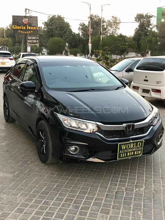 Honda Grace Hybrid 2018 for Sale in Karachi Image-1