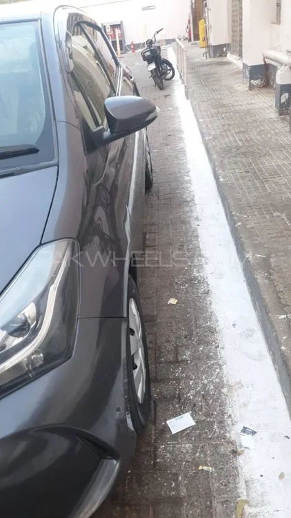 Toyota Vitz 2015 for Sale in Karachi Image-1