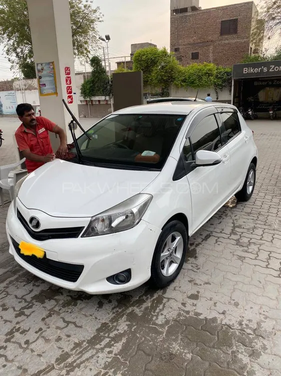 Toyota Vitz 2016 for Sale in Multan Image-1