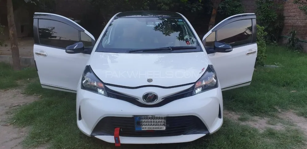 Toyota Vitz 2016 for Sale in Lahore Image-1