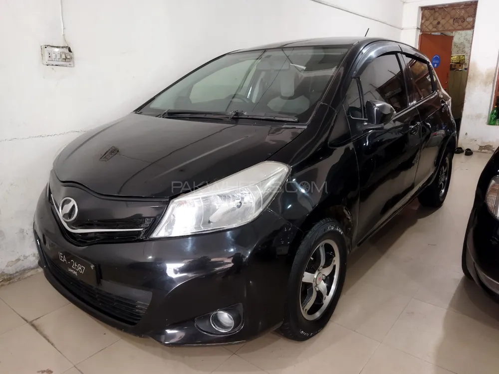 Toyota Vitz 2011 for Sale in Peshawar Image-1