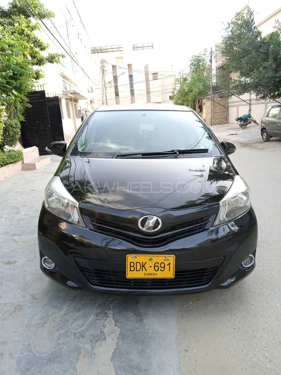 Toyota Vitz 2012 for Sale in Karachi Image-1