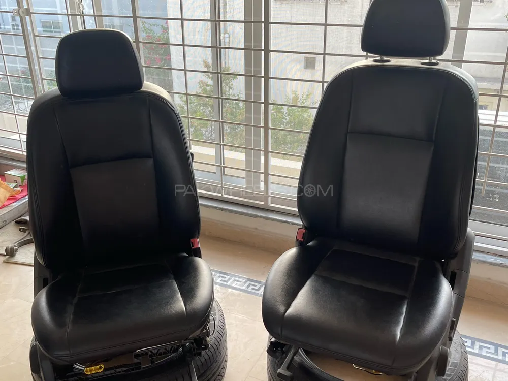 Mercedes Benz C class Seats Image-1