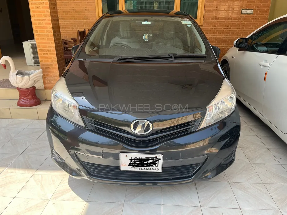 Toyota Vitz 2013 for Sale in Mardan Image-1
