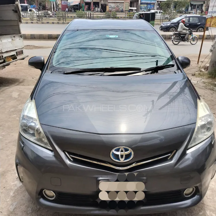 Toyota Prius Alpha 2013 for Sale in Lahore Image-1