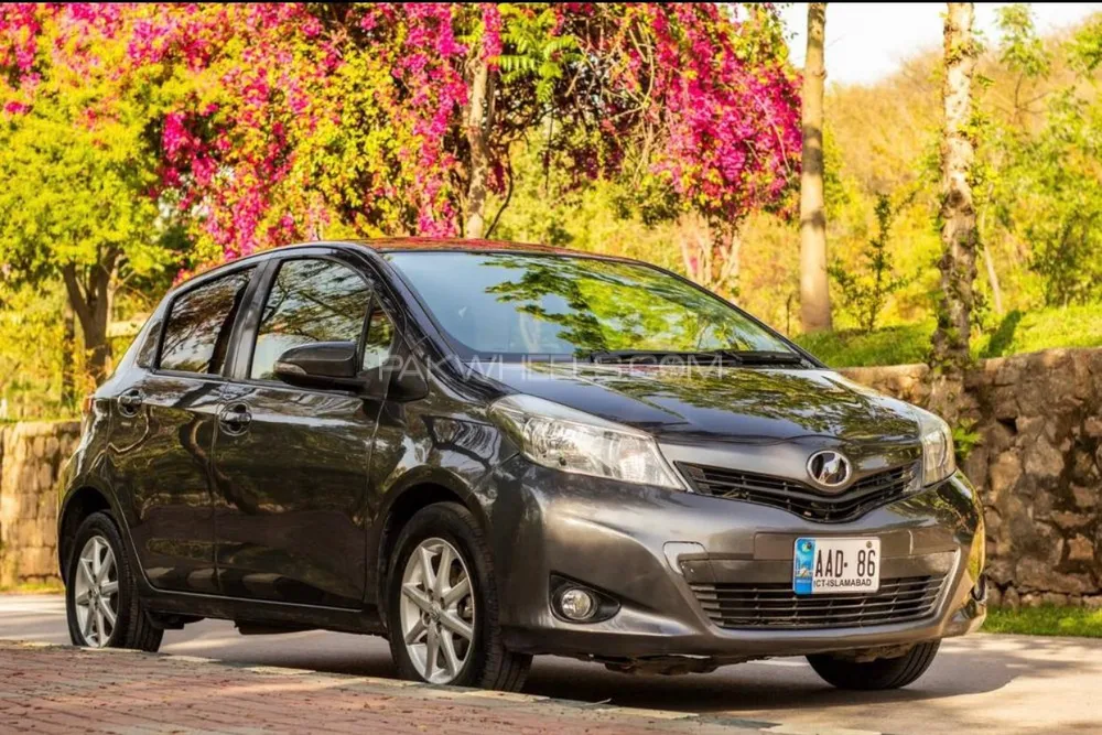 Toyota Vitz 2012 for Sale in Nowshera Image-1
