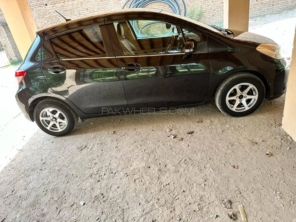 Toyota Vitz 2011 for Sale in Peshawar Image-1