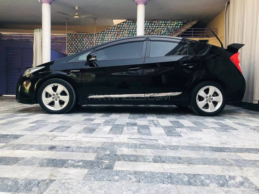 Toyota Prius 2011 for Sale in Mardan Image-1