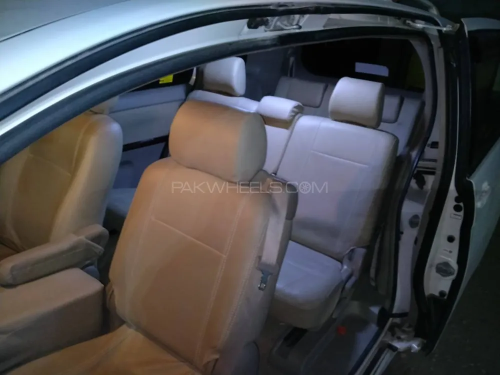 Toyota ISIS 2006 for Sale in Karachi Image-1