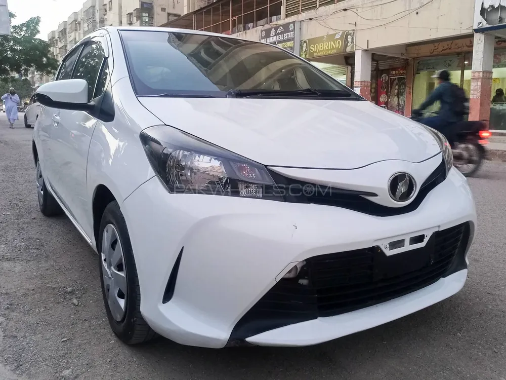 Toyota Vitz 2015 for Sale in Karachi Image-1