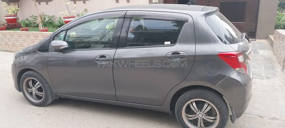 Toyota Vitz 2014 for Sale in Karachi Image-1