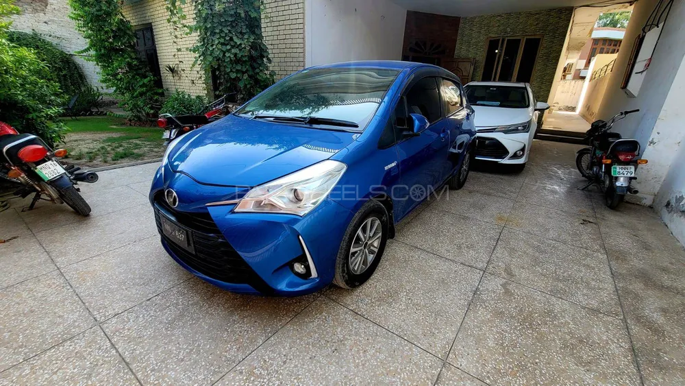 Toyota Vitz 2017 for Sale in Multan Image-1